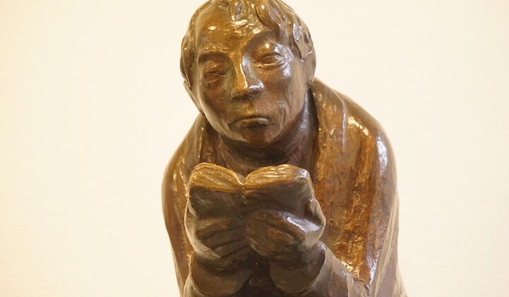 Ernst Barlach: Der Buchleser (1936) – Bronzereplik im Foyer des Ernst-Barlach-Gymnasiums